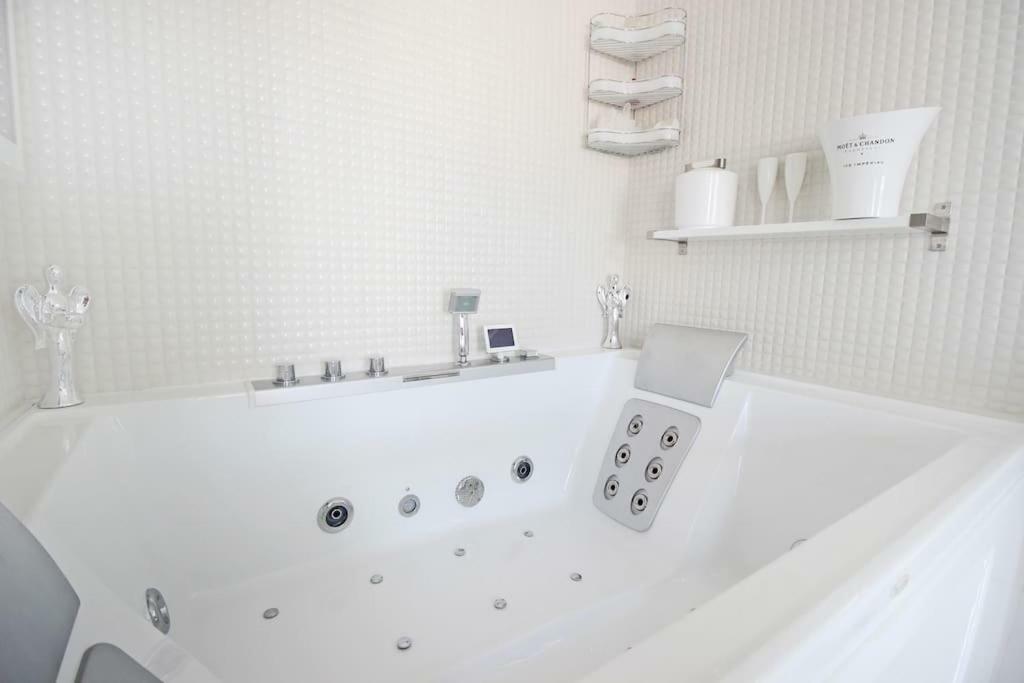 White Luxury Penthouse In Centre Appartamento *